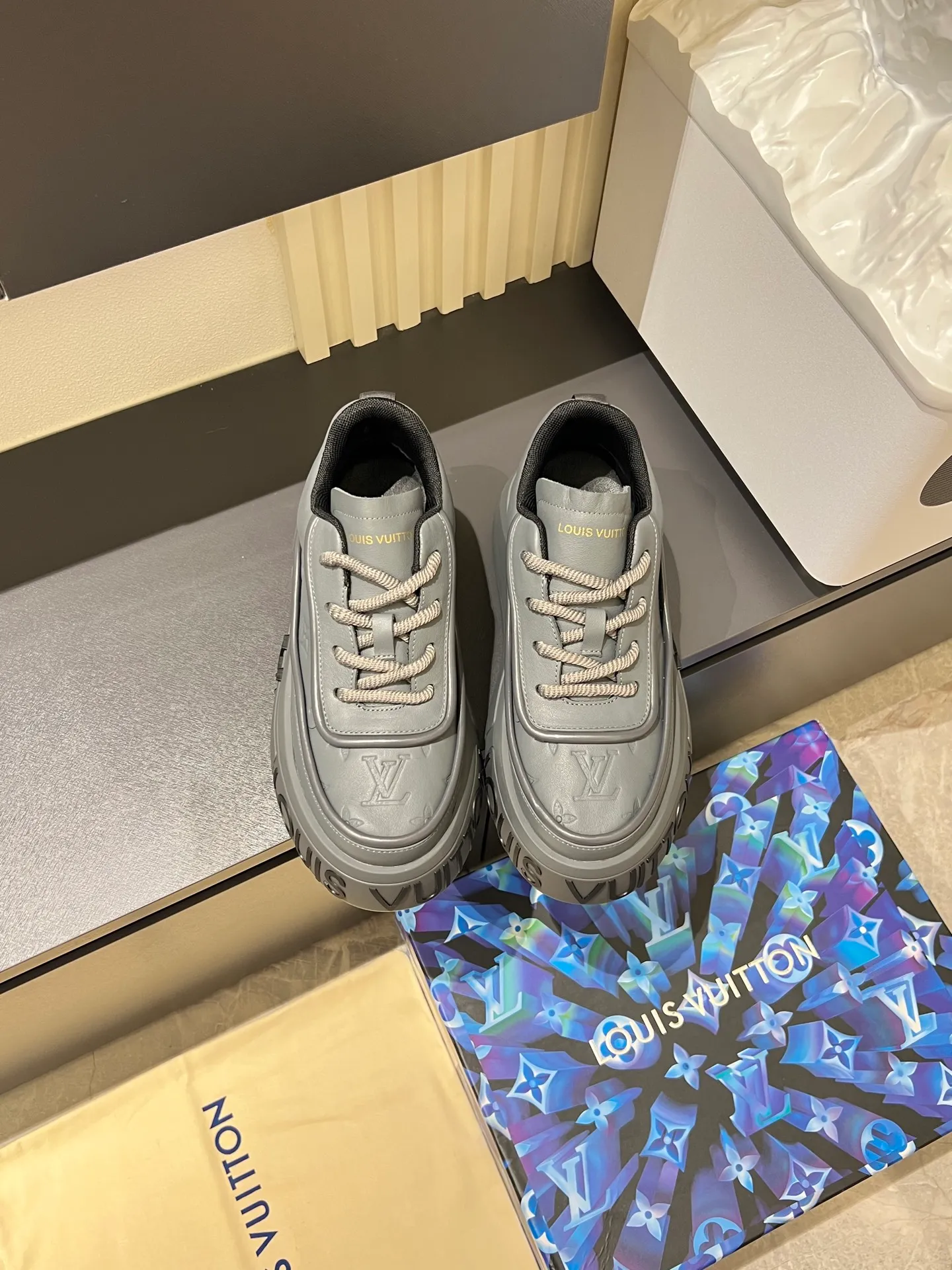 p560 "LOUI* VUITTO*" popular men's casual shoes, genuine development in Italy💯Purchase level quality✔️The upper is made of official website material first-layer cowhide, comfortable and soft sheepskin feet⚡️Fashionable and versatile. The toe last shape is firm and full, and the soles are made from LV original molds and can be freely entered and exited the counter. They are light and comfortable on the foot~purely handmade, details determine the quality! Size:39-44, (38.45 customized)